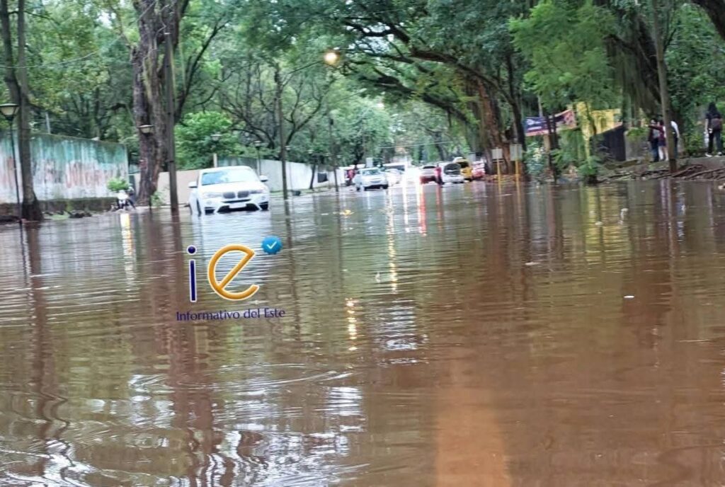 Lluvias intensas provocan caos y vehículos varados en Ciudad del Este