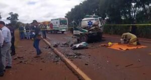GRAVE ACCIDENTE DE TRÁNSITO INVOLUCRA A AMBULANCIA DEL MINISTERIO DE SALUD EN CRUCE CAROLINAUn grave accidente de tránsito se registró hace instantes en la zona de Cruce Carolina, involucrando a una ambulancia perteneciente al Ministerio de Salud, que sería de la localidad de Laurel.De acuerdo a datos extraoficiales, el siniestro habría dejado como saldo dos personas fallecidas y al menos cuatro heridos, quienes estarían siendo asistidos en el lugar.Hasta el sitio acudieron efectivos de la Policía Nacional y compañías de bomberos voluntarios, quienes trabajan en la atención de los afectados y en el control de la situación.Las circunstancias del percance rutero aún no fueron esclarecidas y se aguarda un informe oficial por parte de las autoridades.#NoticiaEnDesarrollo