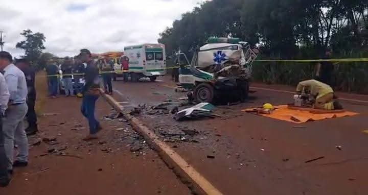 GRAVE ACCIDENTE DE TRÁNSITO INVOLUCRA A AMBULANCIA DEL MINISTERIO DE SALUD EN CRUCE CAROLINAUn grave accidente de tránsito se registró hace instantes en la zona de Cruce Carolina, involucrando a una ambulancia perteneciente al Ministerio de Salud, que sería de la localidad de Laurel.De acuerdo a datos extraoficiales, el siniestro habría dejado como saldo dos personas fallecidas y al menos cuatro heridos, quienes estarían siendo asistidos en el lugar.Hasta el sitio acudieron efectivos de la Policía Nacional y compañías de bomberos voluntarios, quienes trabajan en la atención de los afectados y en el control de la situación.Las circunstancias del percance rutero aún no fueron esclarecidas y se aguarda un informe oficial por parte de las autoridades.#NoticiaEnDesarrollo