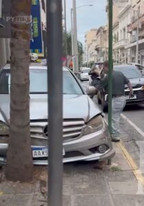 Accidente en Asunción: conductor atropella a una mujer y choca contra un local comercial