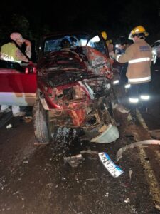 FATAL ACCIDENTE  EN CRUCE TACUARALa Comisaría 19 de Tacuara intervino en un accidente con derivación fatal ocurrido en el km 322 de la Ruta 8 «Blas Garay».El percance Involucró a dos vehículos quienes chocaron frontalmente, una camioneta Nissan Frontier, guiada por Oscar Eulalio López Sosa (43), quien resultó con lesiones y arrojó alcotest negativo (0,00 mg/l). Fue trasladado al Hospital de Clínicas.El otro automóvil involucrado fue el Suzuki Escudo, conducido por Rubén Darío Acosta (49), quien lamentablemente perdió la vida a causa de un shock hipovolémico.Actuación Policial:El equipo liderado por el Suboficial Mayor Ernesto Bareiro coordinó de inmediato el auxilio con Bomberos Voluntarios y resguardó la escena. Participaron en el procedimiento:Criminalística: Crio. Fermín Almada.Fiscalía: Asistente Carlos González y la forense Dra. Ángela Céspedes.Patrulla Caminera: Insp. Marta Frutos.Los vehículos quedaron a disposición del Ministerio Público bajo la unidad del Fiscal Carlosmagno Alvarenga.Fuente:. La Portada