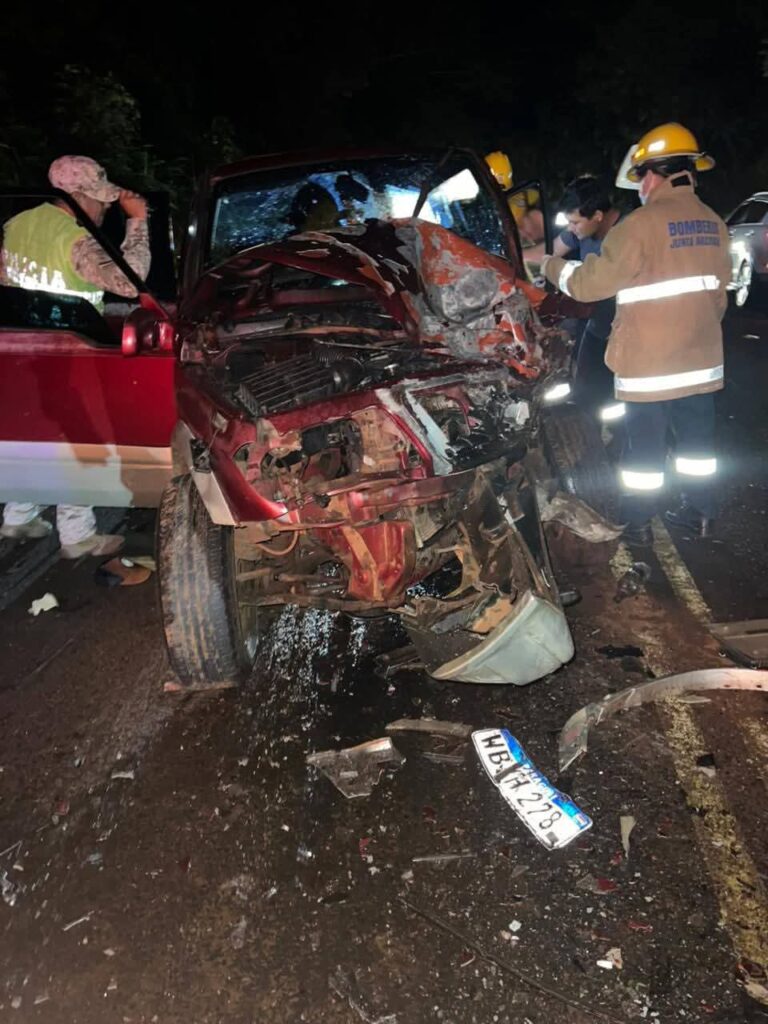 FATAL ACCIDENTE  EN CRUCE TACUARALa Comisaría 19 de Tacuara intervino en un accidente con derivación fatal ocurrido en el km 322 de la Ruta 8 «Blas Garay».El percance Involucró a dos vehículos quienes chocaron frontalmente, una camioneta Nissan Frontier, guiada por Oscar Eulalio López Sosa (43), quien resultó con lesiones y arrojó alcotest negativo (0,00 mg/l). Fue trasladado al Hospital de Clínicas.El otro automóvil involucrado fue el Suzuki Escudo, conducido por Rubén Darío Acosta (49), quien lamentablemente perdió la vida a causa de un shock hipovolémico.Actuación Policial:El equipo liderado por el Suboficial Mayor Ernesto Bareiro coordinó de inmediato el auxilio con Bomberos Voluntarios y resguardó la escena. Participaron en el procedimiento:Criminalística: Crio. Fermín Almada.Fiscalía: Asistente Carlos González y la forense Dra. Ángela Céspedes.Patrulla Caminera: Insp. Marta Frutos.Los vehículos quedaron a disposición del Ministerio Público bajo la unidad del Fiscal Carlosmagno Alvarenga.Fuente:. La Portada