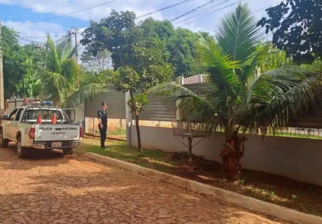 🔴 𝗣𝗲𝗿𝗿𝗼 𝗽𝗶𝘁𝗯𝘂𝗹𝗹 𝗮𝗴𝗿𝗲𝗱𝗲 𝗮 𝘀𝘂 𝗱𝘂𝗲ñ𝗼 𝘆 𝘂𝗻 𝘃𝗲𝗰𝗶𝗻𝗼 |La principal víctima fue identificada como Diego Marcelo Morínigo Vera, quien sufrió múltiples mordeduras en varias partes del cuerpo luego de ser atacado por su propia mascota.