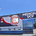 Pedro Juan Caballero, 22 de abril de 2026COMUNICADO OFICIALLa Universidad Central del Paraguay, sede Ciudad de Pedro Juan Caballero, a través de la Coordinación de Comunicación Institucional, comunica a la opinión pública en general y a quienes pudiera interesar que, a raíz de una denuncia realizada por una alumna de la institución por un supuesto hecho punible de acoso sexual, presuntamente cometido por un profesional médico que se desempeñaba como docente en la sede Pedro Juan Caballero, y sindicándose como supuesto autor al señor Elvio Armoa Norget, la Dirección de la institución ha resuelto por unanimidad la desvinculación inmediata del citado profesional de la carrera de Medicina.En ese sentido, la institución informa de manera abierta y responsable que, en atención a la denuncia presentada, se ha procedido a la desvinculación del mencionado docente, en resguardo de la dignidad de las alumnas y alumnos, así como en respeto a los derechos del sindicado, garantizando los principios fundamentales de la presunción de inocencia.Asimismo, la Universidad Central del Paraguay pone a disposición de las autoridades competentes todas las informaciones que pudieran contribuir al esclarecimiento de los hechos, actuando en estricto cumplimiento de las normas jurídicas vigentes.La institución reafirma su compromiso con el buen funcionamiento institucional, el respeto a la dignidad de todas las personas y la observancia de los derechos consagrados en el artículo 17, inciso 1°, de la Constitución Nacional, de la presunción de inocencia.Atentamente.Abg. Firmino Benítez BarrosoCoordinador de Comunicación InstitucionalUniversidad Central del ParaguaySede Pedro Juan Caballero