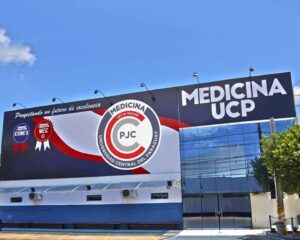 Pedro Juan Caballero, 22 de abril de 2026COMUNICADO OFICIALLa Universidad Central del Paraguay, sede Ciudad de Pedro Juan Caballero, a través de la Coordinación de Comunicación Institucional, comunica a la opinión pública en general y a quienes pudiera interesar que, a raíz de una denuncia realizada por una alumna de la institución por un supuesto hecho punible de acoso sexual, presuntamente cometido por un profesional médico que se desempeñaba como docente en la sede Pedro Juan Caballero, y sindicándose como supuesto autor al señor Elvio Armoa Norget, la Dirección de la institución ha resuelto por unanimidad la desvinculación inmediata del citado profesional de la carrera de Medicina.En ese sentido, la institución informa de manera abierta y responsable que, en atención a la denuncia presentada, se ha procedido a la desvinculación del mencionado docente, en resguardo de la dignidad de las alumnas y alumnos, así como en respeto a los derechos del sindicado, garantizando los principios fundamentales de la presunción de inocencia.Asimismo, la Universidad Central del Paraguay pone a disposición de las autoridades competentes todas las informaciones que pudieran contribuir al esclarecimiento de los hechos, actuando en estricto cumplimiento de las normas jurídicas vigentes.La institución reafirma su compromiso con el buen funcionamiento institucional, el respeto a la dignidad de todas las personas y la observancia de los derechos consagrados en el artículo 17, inciso 1°, de la Constitución Nacional, de la presunción de inocencia.Atentamente.Abg. Firmino Benítez BarrosoCoordinador de Comunicación InstitucionalUniversidad Central del ParaguaySede Pedro Juan Caballero