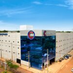 UCP desmiente información falsa y ratifica que la carrera de Medicina se desarrolla exclusivamente en modalidad presencialLa Universidad Central del Paraguay aclaró que su carrera de Medicina cuenta con habilitación oficial del CONES para ser impartida de forma presencial y rechazó versiones que señalan una supuesta enseñanza virtual.La Universidad Central del Paraguay (UCP) emitió un comunicado para desmentir informaciones falsas que circulan en algunos espacios sobre la modalidad de enseñanza de la carrera de Medicina, reafirmando que todas las actividades académicas se desarrollan de manera íntegramente presencial, conforme a las disposiciones legales y académicas vigentes.La institución recordó que la carrera de Medicina se encuentra habilitada por el Consejo Nacional de Educación Superior (CONES) mediante la Resolución N.° 999/19, documento que establece expresamente la modalidad presencial para el desarrollo del programa académico.En ese contexto, la UCP destacó que la formación médica requiere la participación directa de los estudiantes en clases teóricas, prácticas laboratoriales, simulación clínica, prácticas hospitalarias e internado rotatorio, componentes fundamentales que, por su naturaleza, deben realizarse de manera presencial para garantizar una preparación profesional adecuada.Las autoridades universitarias advirtieron que la difusión de datos no verificados genera confusión en la ciudadanía y puede afectar injustamente la imagen y credibilidad de las instituciones educativas. Por ello, instaron a la población a recurrir siempre a fuentes oficiales, como el CONES y la Agencia Nacional de Evaluación y Acreditación de la Educación Superior (ANEAES), para corroborar cualquier información relacionada con la educación superior.Asimismo, señalaron que la propia comunidad estudiantil ha respaldado públicamente la realidad académica de la universidad, confirmando la presencialidad de las clases y actividades prácticas que forman parte de la formación médica.La UCP recordó además que la carrera de Medicina en su sede de Ciudad del Este se encuentra actualmente en proceso de autoevaluación con miras a la acreditación, una etapa que refleja el compromiso institucional con la calidad educativa, la transparencia y la formación de profesionales altamente capacitados para responder a las demandas del sistema de salud.Finalmente, la universidad reiteró su compromiso con la excelencia académica y exhortó a la ciudadanía a verificar la información antes de compartirla, a fin de evitar la propagación de noticias falsas que puedan perjudicar a estudiantes, docentes e instituciones educativas.ón