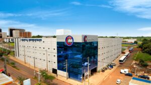 UCP desmiente información falsa y ratifica que la carrera de Medicina se desarrolla exclusivamente en modalidad presencialLa Universidad Central del Paraguay aclaró que su carrera de Medicina cuenta con habilitación oficial del CONES para ser impartida de forma presencial y rechazó versiones que señalan una supuesta enseñanza virtual.La Universidad Central del Paraguay (UCP) emitió un comunicado para desmentir informaciones falsas que circulan en algunos espacios sobre la modalidad de enseñanza de la carrera de Medicina, reafirmando que todas las actividades académicas se desarrollan de manera íntegramente presencial, conforme a las disposiciones legales y académicas vigentes.La institución recordó que la carrera de Medicina se encuentra habilitada por el Consejo Nacional de Educación Superior (CONES) mediante la Resolución N.° 999/19, documento que establece expresamente la modalidad presencial para el desarrollo del programa académico.En ese contexto, la UCP destacó que la formación médica requiere la participación directa de los estudiantes en clases teóricas, prácticas laboratoriales, simulación clínica, prácticas hospitalarias e internado rotatorio, componentes fundamentales que, por su naturaleza, deben realizarse de manera presencial para garantizar una preparación profesional adecuada.Las autoridades universitarias advirtieron que la difusión de datos no verificados genera confusión en la ciudadanía y puede afectar injustamente la imagen y credibilidad de las instituciones educativas. Por ello, instaron a la población a recurrir siempre a fuentes oficiales, como el CONES y la Agencia Nacional de Evaluación y Acreditación de la Educación Superior (ANEAES), para corroborar cualquier información relacionada con la educación superior.Asimismo, señalaron que la propia comunidad estudiantil ha respaldado públicamente la realidad académica de la universidad, confirmando la presencialidad de las clases y actividades prácticas que forman parte de la formación médica.La UCP recordó además que la carrera de Medicina en su sede de Ciudad del Este se encuentra actualmente en proceso de autoevaluación con miras a la acreditación, una etapa que refleja el compromiso institucional con la calidad educativa, la transparencia y la formación de profesionales altamente capacitados para responder a las demandas del sistema de salud.Finalmente, la universidad reiteró su compromiso con la excelencia académica y exhortó a la ciudadanía a verificar la información antes de compartirla, a fin de evitar la propagación de noticias falsas que puedan perjudicar a estudiantes, docentes e instituciones educativas.ón